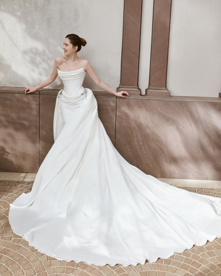 Hứa Vỹ Ninh 41 tuổi, là mỹ nhân hàng đầu Đài Loan, nổi tiếng qua Thơ ngây, Hoa hồng tím, Trạm kế tiếp hạnh phúc, 16 mùa hạ, Trò chơi nạn nhân... Cô từng hẹn hò tài tử Nguyễn Kinh Thiên, chia tay anh năm 2015. Sau đó, người đẹp bí mật kết hôn với đạo diễn, nhà quay phim Lưu Hựu Niên, ly dị năm 2020.