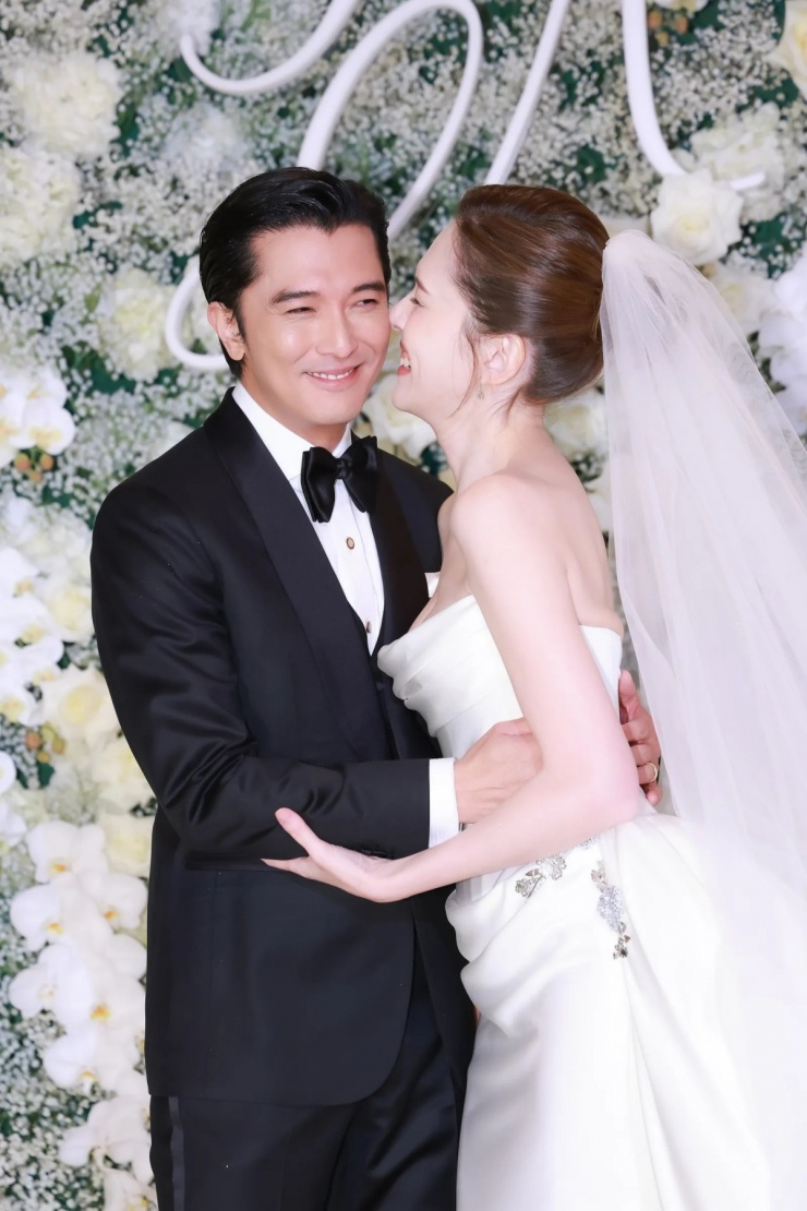 Khưu Trạch thề hẹn với cô dâu: "Anh yêu em, anh muốn mãi mãi, khi bên nhau, chúng ta đều như bây giờ, vui vẻ và hạnh phúc như trẻ thơ".