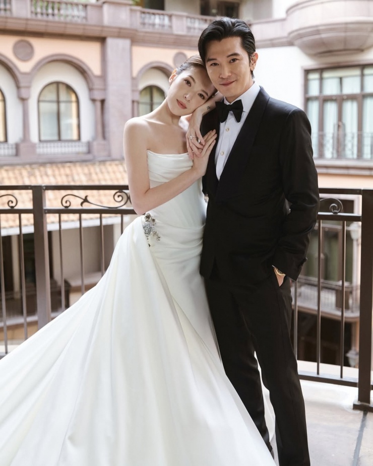 Khưu Trạch 44 tuổi, từng đóng nhiều phim như Hạ gia tam thiên kim, Đánh thức tình yêu, Thám tử phố Tàu 3. Ngoài diễn xuất, Khưu Trạch còn là ca sĩ. Diễn viên từng hẹn hò đồng nghiệp Đường Yên, chia tay năm 2013.