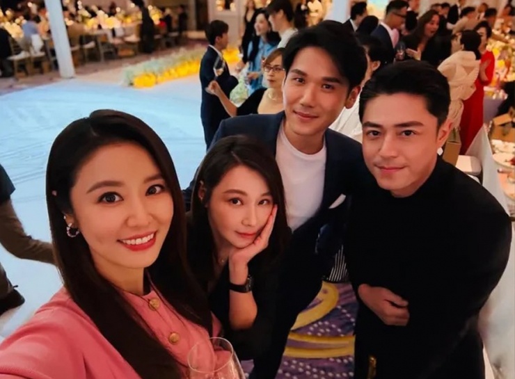 Nhiều đồng nghiệp của cặp sao dự hôn lễ, trong đó có vợ chồng Lâm Tâm Như (trái), Hoắc Kiến Hoa (phải).