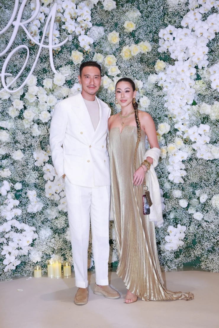 Diễn viên Vương Dương Minh sánh đôi vợ.