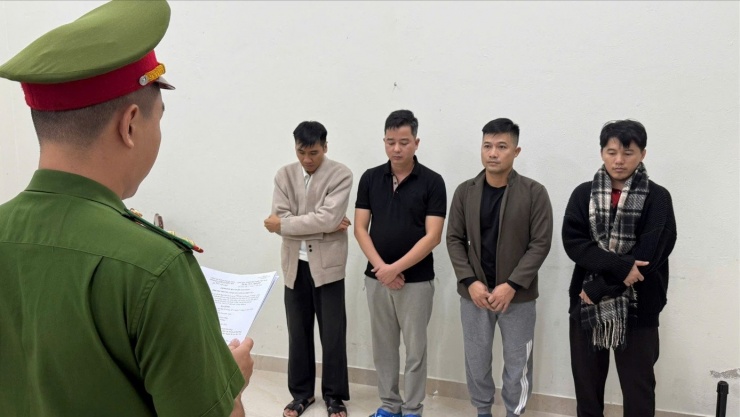 Công an thực hiện lệnh khởi tố, bắt giam 4 đối tượng. Ảnh: N.T