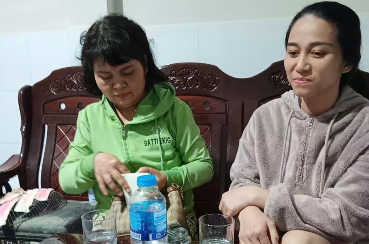 Nhặt được túi vàng giữa dòng lũ, vợ chồng ở Nha Trang tìm trả lại cho người mất - 1