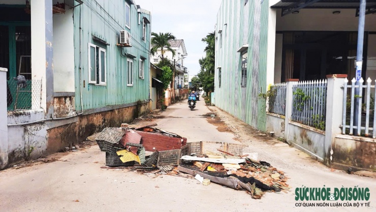 Cận cảnh ô tô ào ạt 'chui' vào đường làng để né trạm thu phí trên Quốc lộ 1 - 1
