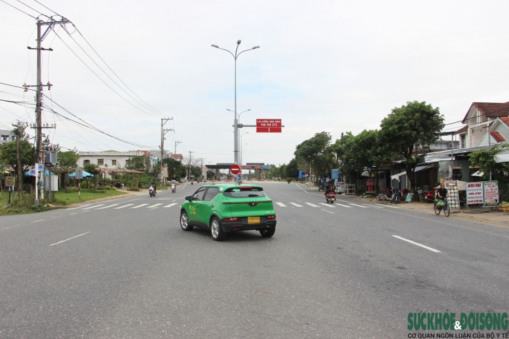 Cận cảnh ô tô ào ạt 'chui' vào đường làng để né trạm thu phí trên Quốc lộ 1 - 3