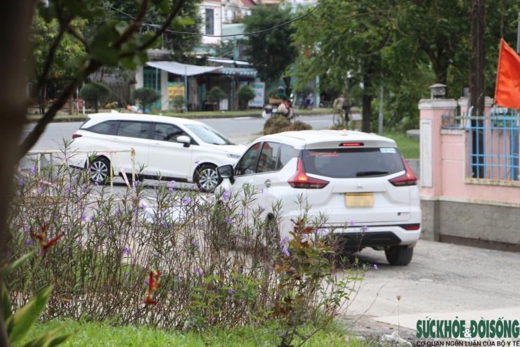 Cận cảnh ô tô ào ạt 'chui' vào đường làng để né trạm thu phí trên Quốc lộ 1 - 5