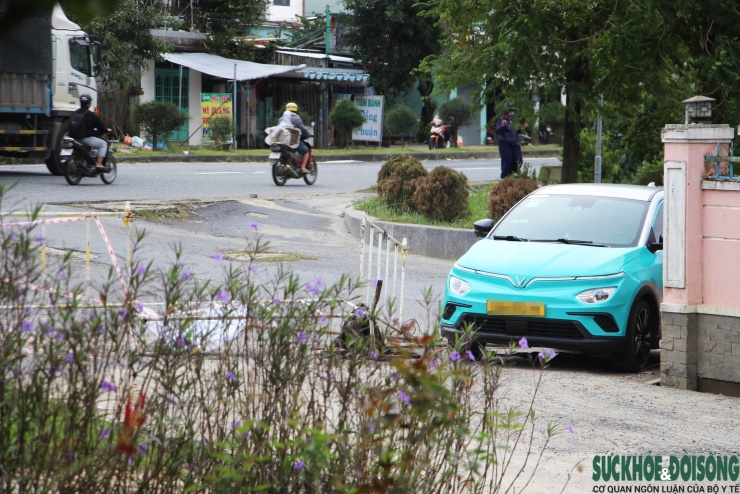 Cận cảnh ô tô ào ạt 'chui' vào đường làng để né trạm thu phí trên Quốc lộ 1 - 4