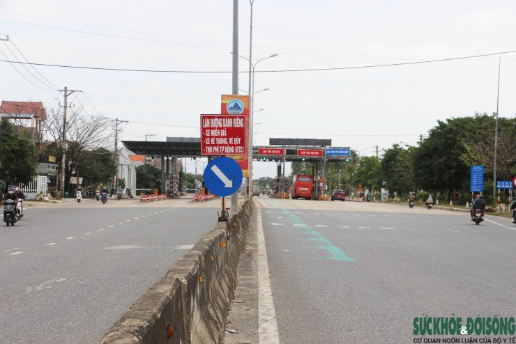 Cận cảnh ô tô ào ạt 'chui' vào đường làng để né trạm thu phí trên Quốc lộ 1 - 6