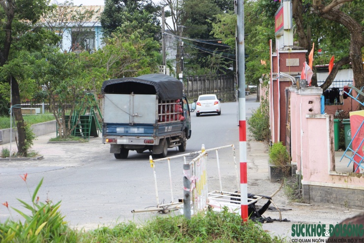 Cận cảnh ô tô ào ạt 'chui' vào đường làng để né trạm thu phí trên Quốc lộ 1 - 7