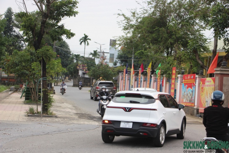 Cận cảnh ô tô ào ạt 'chui' vào đường làng để né trạm thu phí trên Quốc lộ 1 - 8