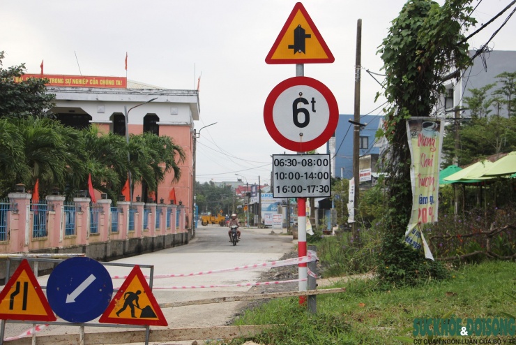 Cận cảnh ô tô ào ạt 'chui' vào đường làng để né trạm thu phí trên Quốc lộ 1 - 9