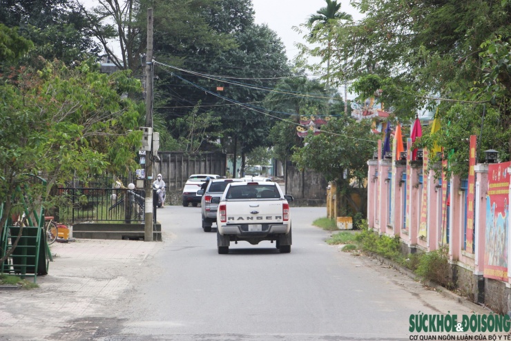 Cận cảnh ô tô ào ạt 'chui' vào đường làng để né trạm thu phí trên Quốc lộ 1 - 11