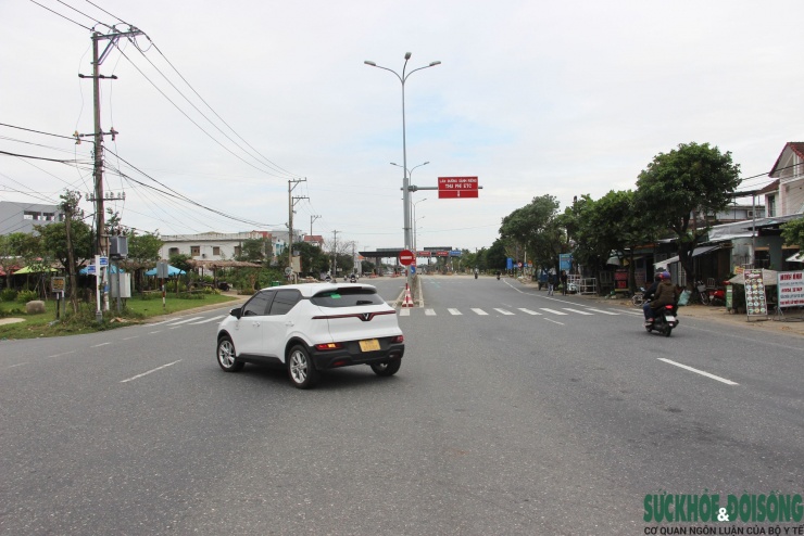 Cận cảnh ô tô ào ạt 'chui' vào đường làng để né trạm thu phí trên Quốc lộ 1 - 10