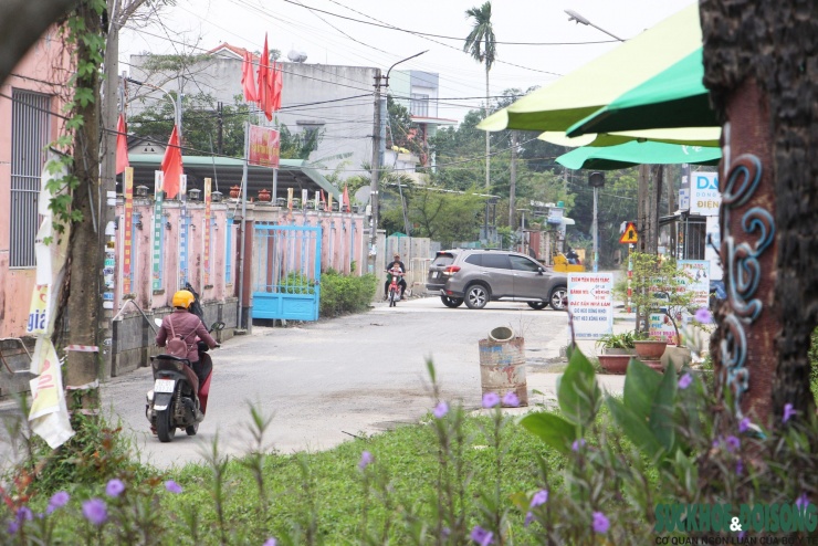 Cận cảnh ô tô ào ạt 'chui' vào đường làng để né trạm thu phí trên Quốc lộ 1 - 12