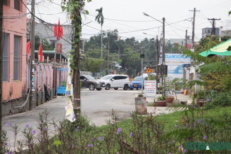 Cận cảnh ô tô ào ạt 'chui' vào đường làng để né trạm thu phí trên Quốc lộ 1 - 13