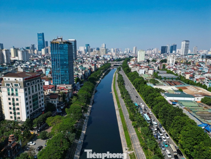 Sau một thời gian ‘hồi sinh’, nước sông Tô Lịch lại chuyển màu đen - 1