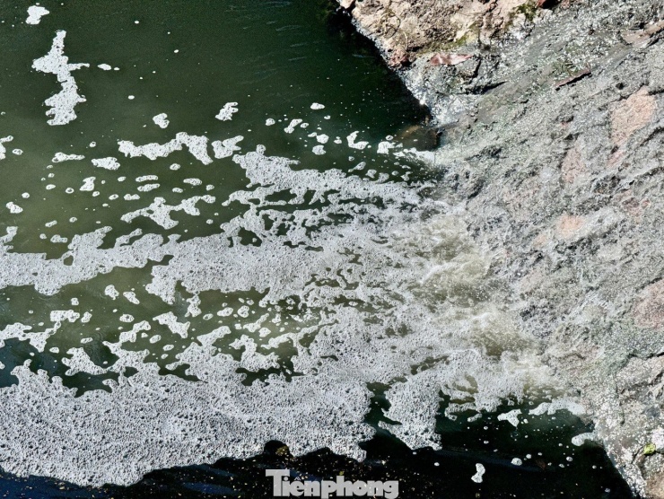 Sau một thời gian ‘hồi sinh’, nước sông Tô Lịch lại chuyển màu đen - 6