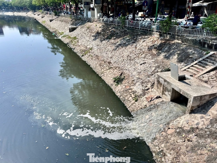 Sau một thời gian ‘hồi sinh’, nước sông Tô Lịch lại chuyển màu đen - 5