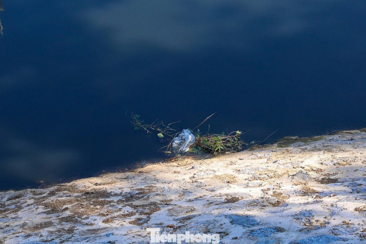 Sau một thời gian ‘hồi sinh’, nước sông Tô Lịch lại chuyển màu đen - 8