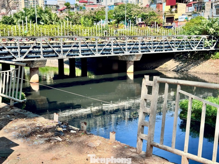 Sau một thời gian ‘hồi sinh’, nước sông Tô Lịch lại chuyển màu đen - 10