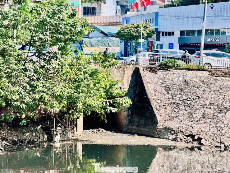 Sau một thời gian ‘hồi sinh’, nước sông Tô Lịch lại chuyển màu đen - 12