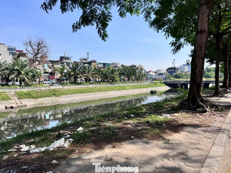 Sau một thời gian ‘hồi sinh’, nước sông Tô Lịch lại chuyển màu đen - 11