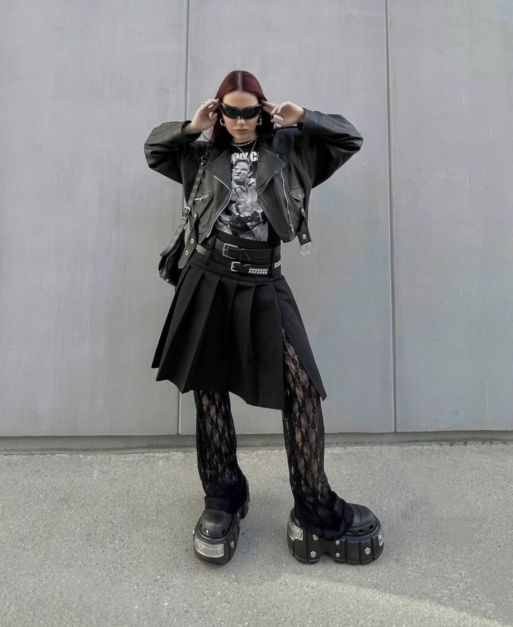 Dép Crocs quá khổ có thể đi cùng phong cách gothic, punk, mốt váy trùm quần của thập niên 1990.