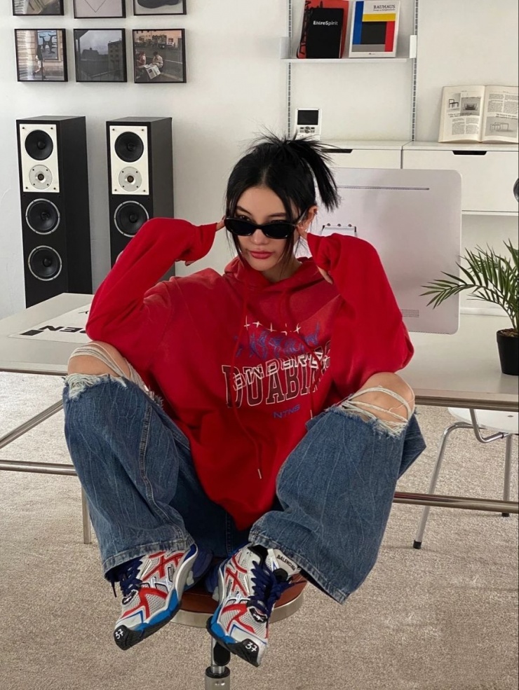 Giày thể thao dáng chunky theo kiểu "giày của bố" thường mang các đường nét rườm rà, tạo vẻ ngầu. Để làm nổi bật đôi giày tối đa, hãy chọn áo hoodie đơn giản và quần jeans ống rộng.