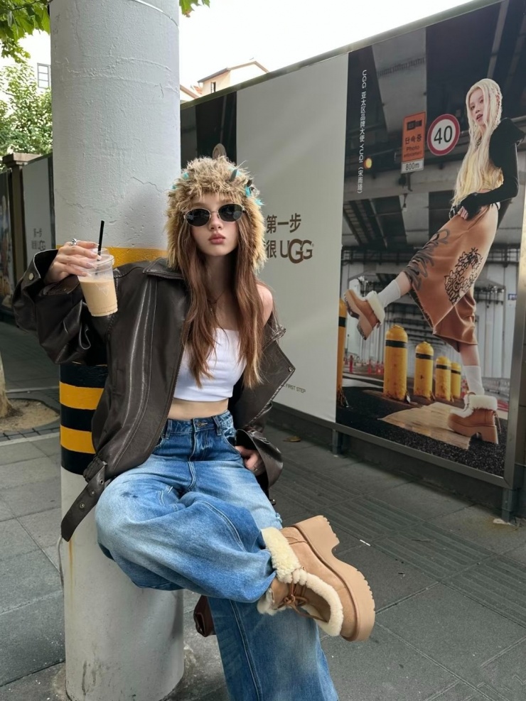 Giày Ugg lông cừu là món đồ giúp giữ ấm tốt. Một trong những cách mặc đẹp với chúng là đi cùng quần jeans ống cong, áo khoác da và mũ lông đồng điệu.