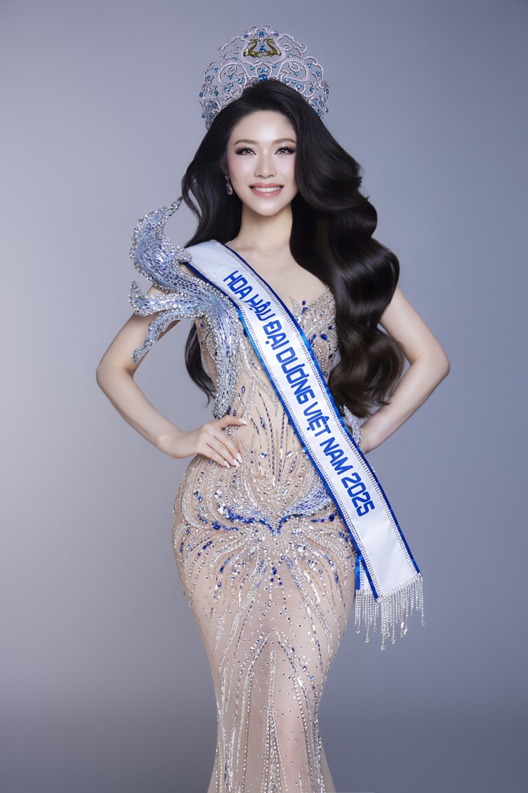 Các phom dáng dạ hội cúp ngực, ôm body kết hợp những chi tiết chiết eo và cut-out giúp tôn số đo ba vòng 82-60-91 cm của nàng hậu.