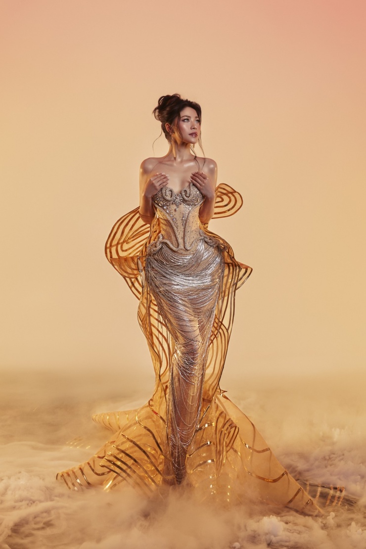 Hoa hậu Đại dương Việt Nam 2025 diện những trang phục dạ hội lấy cảm hứng từ nước, lửa, với những chi tiết đính kết tinh xảo của NTK Thượng Gia Kỳ và Tuấn Khôi.