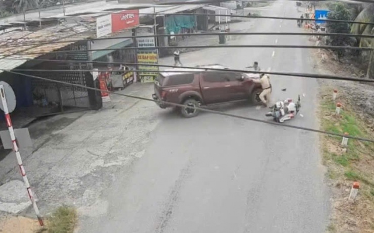 Hình ảnh tài xế lái ô tô bán tải lao thẳng vào mô tô CSGT rồi bỏ trốn. Ảnh cắt từ clip