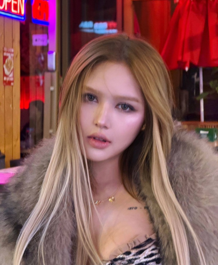 Tuy nhiên, mới đây, trong chuyến du lịch Hàn Quốc, Xoài Non tiếp tục gây chú ý khi đăng tải loạt ảnh gợi cảm trên trang cá nhân.