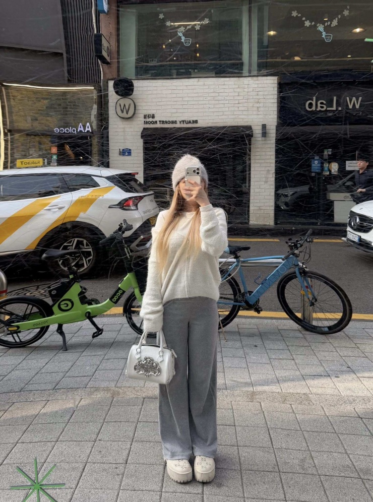 Trước đây, cô từng vướng tranh cãi vì phong cách gợi cảm quá đà hoặc cách tạo dáng táo bạo; nhưng lần này, sự cân bằng giữa quyến rũ và tinh tế giúp hình ảnh của cô nhận được phản hồi tích cực.