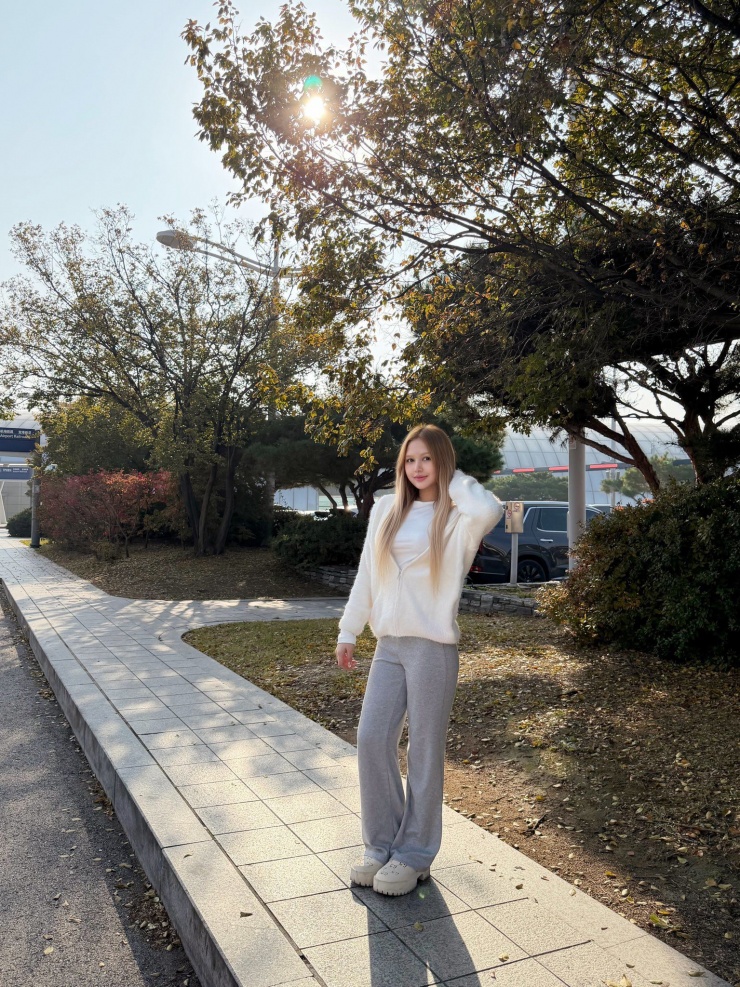 Điểm khiến hình ảnh mới của Xoài Non được đánh giá cao chính là sự tinh tế trong cách thể hiện cá tính. Thay vì chạy theo những khung hình gây sốc hay phong cách thiếu kiểm soát, cô biết tiết chế hơn để giữ lại sự hấp dẫn nhưng không gây phản cảm.