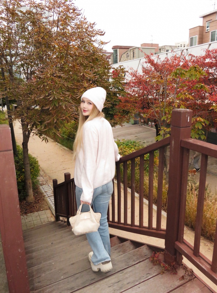 Trong loạt ảnh tại Hàn Quốc, Xoài Non chú trọng vào ánh sáng, bố cục và cách phối đồ để làm nổi bật thế mạnh hình thể nhưng vẫn giữ được vẻ sang trọng, thời thượng.