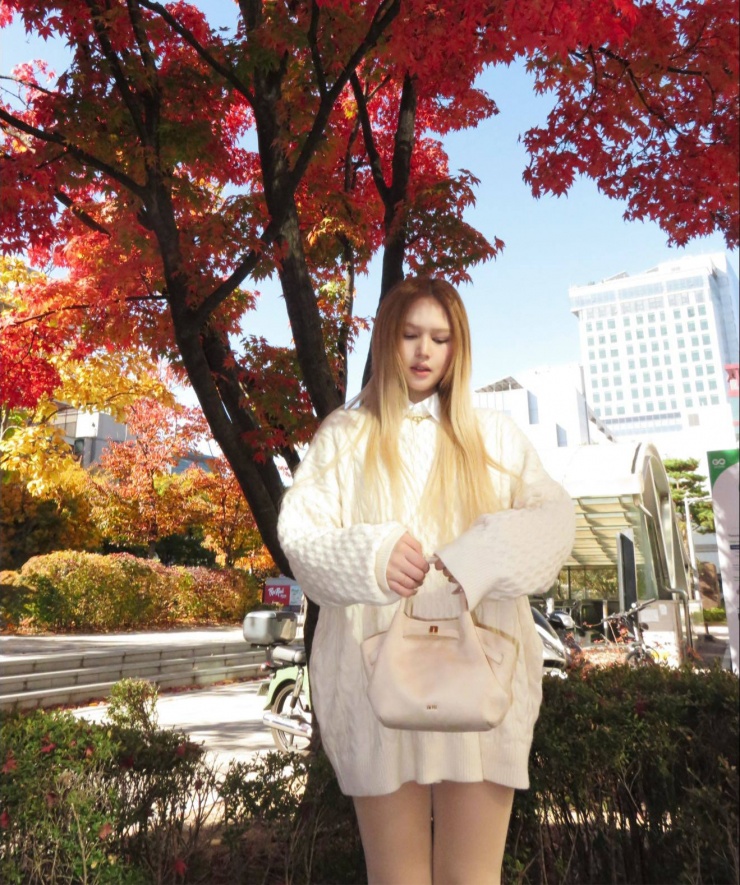 Những khoảnh khắc khắc đời thường, giản dị xen kẽ với các shot ảnh thời trang trang trí hình ảnh Xoài Non hài hòa, đời sống hơn và dễ dàng nhận được thiện cảm từ công chúng.