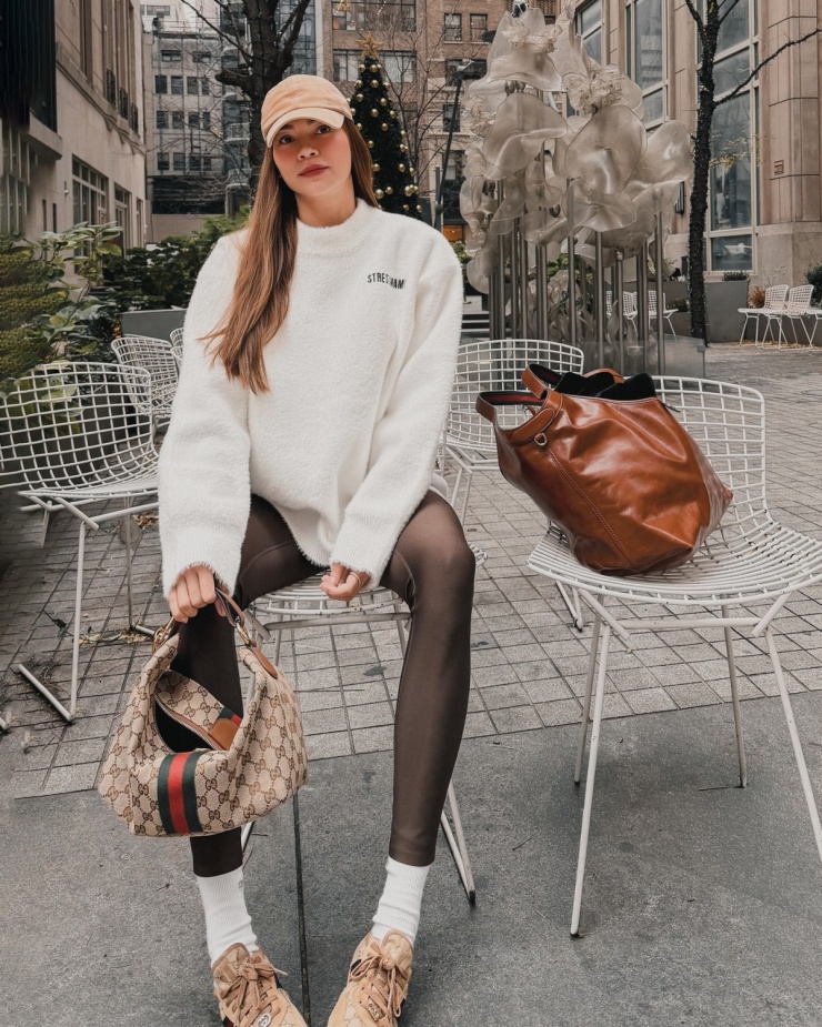 Khoe ảnh trên đường phố Mỹ ngày đông, Hồ Ngọc Hà chọn phong cách sporty khỏe khoắn. Bà mẹ ba con phối áo len oversized cùng quần legging giữ nhiệt, đi cùng giày thể thao và tất cổ cao tun sur ton.