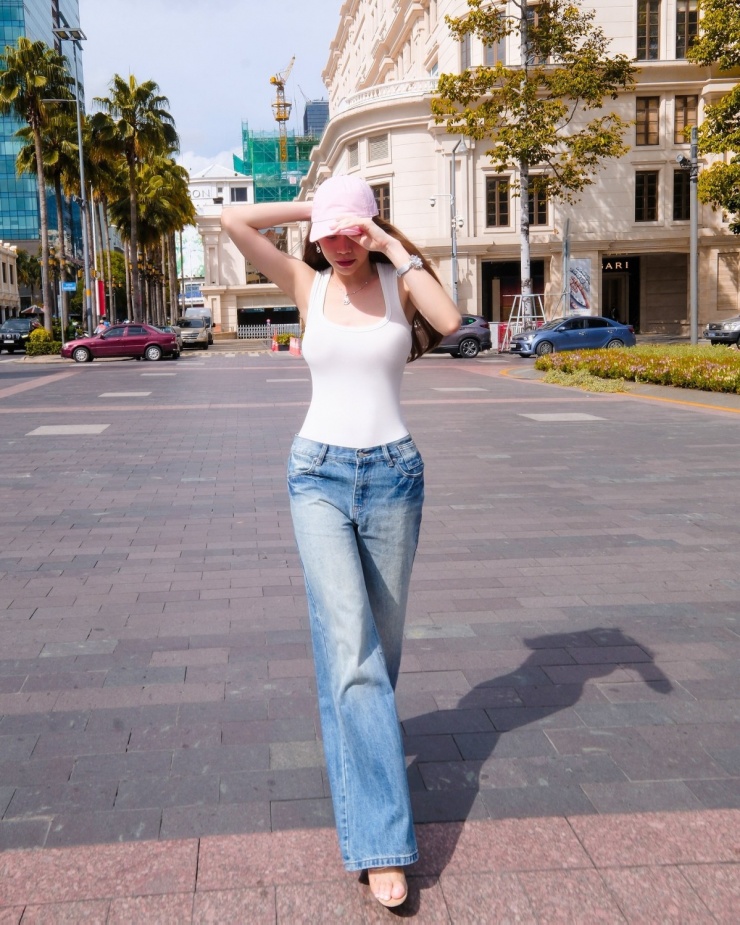 Hồ Ngọc Hà lộ chân khẳng khiu vì quần bó sát - 5