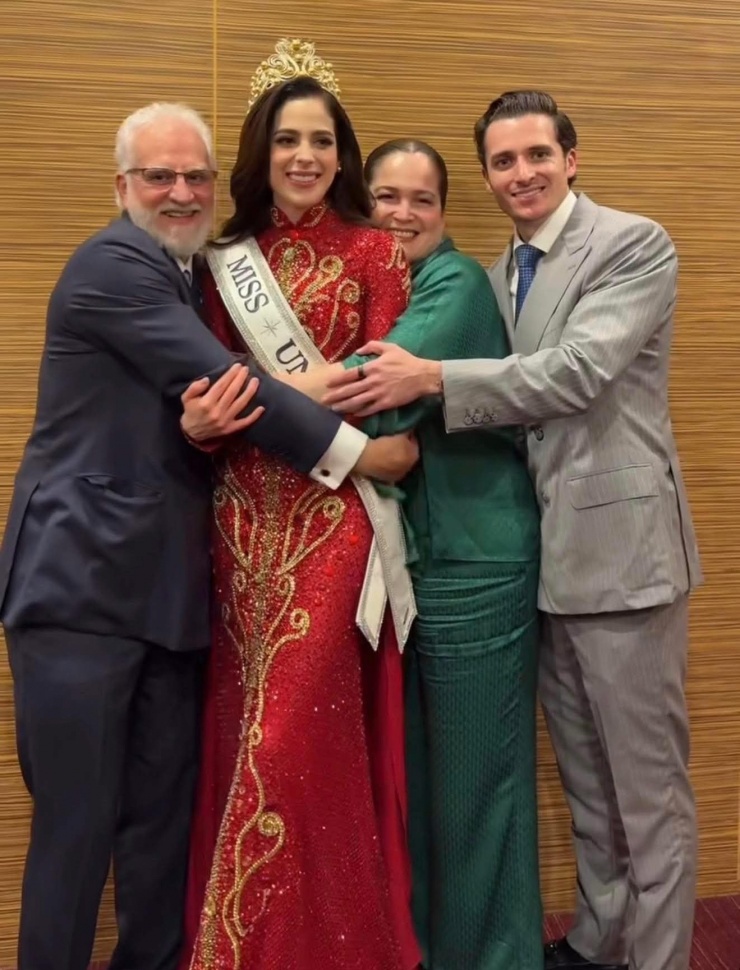 Fatima Bosch bên bố mẹ sau khi đăng quang Hoa hậu Hoàn vũ 2025.