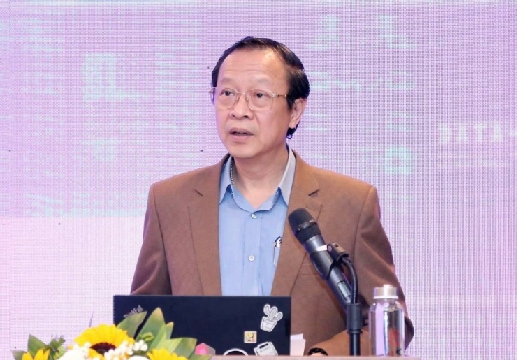 Thứ trưởng Bộ GD&ĐT Phạm Ngọc Thưởng cho biết sẽ thí điểm tích hợp AI vào chương trình phổ thông từ cuối năm nay.