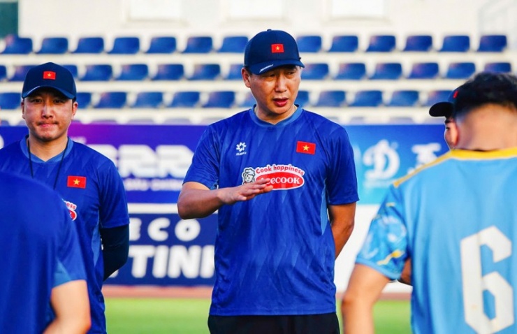 Huấn luyện viên Kim Sang-sik đứng trước áp lực. Ảnh: VFF