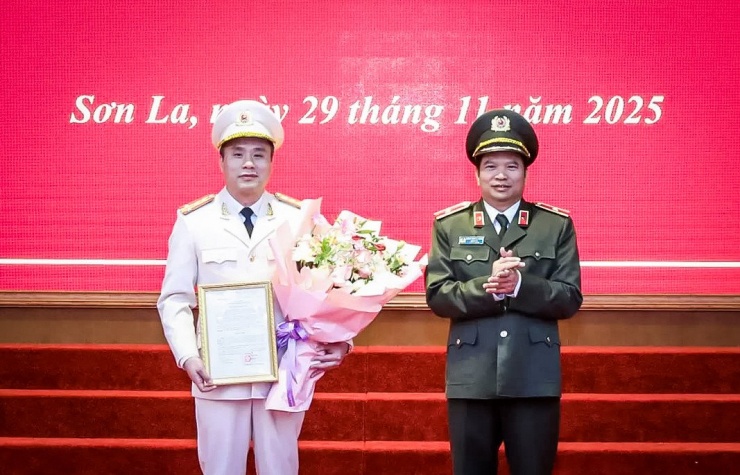 Thiếu tướng Đặng Trọng Cường, Giám đốc Công an tỉnh Sơn La, trao quyết định của Bộ trưởng Bộ Công an về công tác cán bộ cho Đại tá Lê Đức Trung. Ảnh: CACC