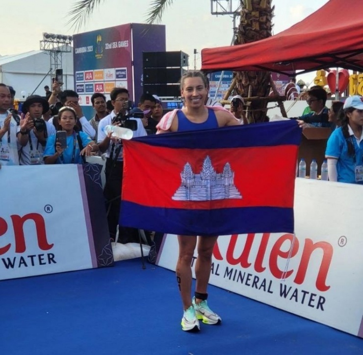 Margot Garabedian, vận động viên nhập tịch gốc Pháp của Campuchia giành 2 huy chương Vàng Aquathlon và Triathlon nữ tại SEA Games 32.