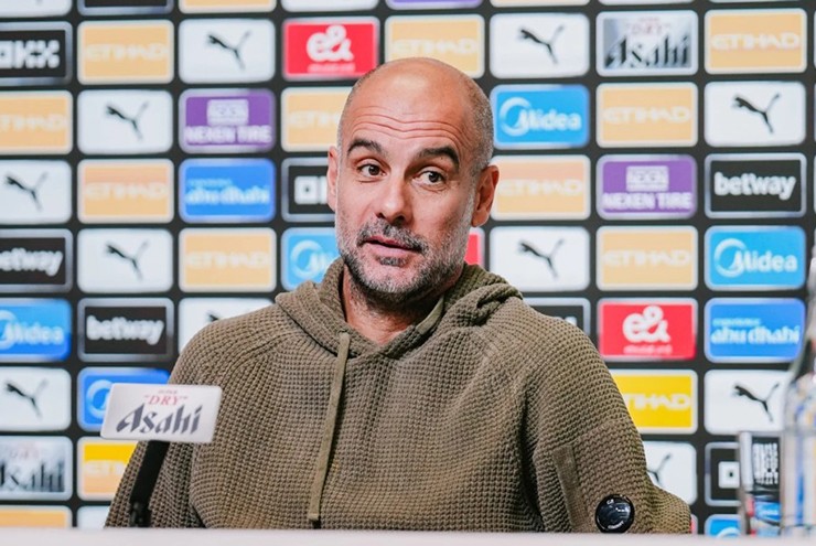 Man City thua 2 trận liên tiếp: Pep phản pháo vì bị chê "nghĩ quá nhiều"