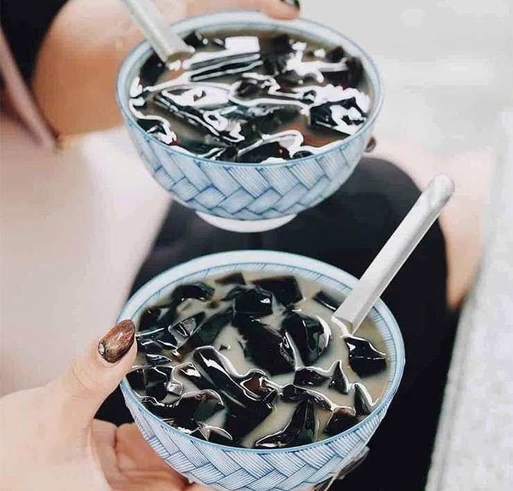 Thạch đen là một đặc sản nổi tiếng của Cao Bằng. Loại thạch này có màu đen huyền, bề mặt bóng mịn, khi ăn có độ mềm dai vừa phải cùng vị thanh dịu tự nhiên.
