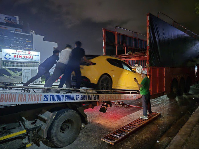 Xe bị ngập nước được vận chuyển về gara