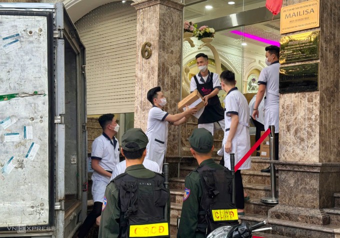 Công an thu nhiều thùng tài liệu ở cơ sở Mailisa ở Hà Nội, hôm 13/11. Ảnh: Phạm Dự