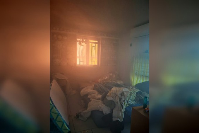 Nhân chứng đăng ảnh bên trong căn hộ khi lửa bùng lên ở cụm chung cư Wang Fuk Court hôm 26/11. Ảnh: Standard HK