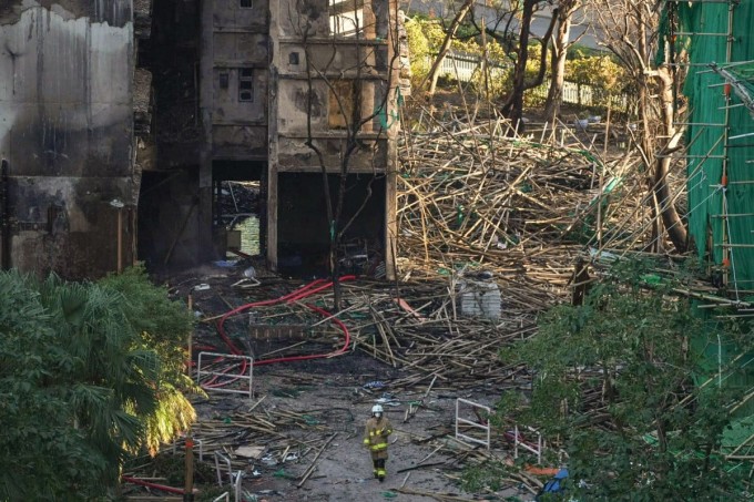 Khung cảnh điêu tàn sau đám cháy ở cụm chung cư Wang Fuk Court, Hong Kong, ngày 28/11. Ảnh: AP
